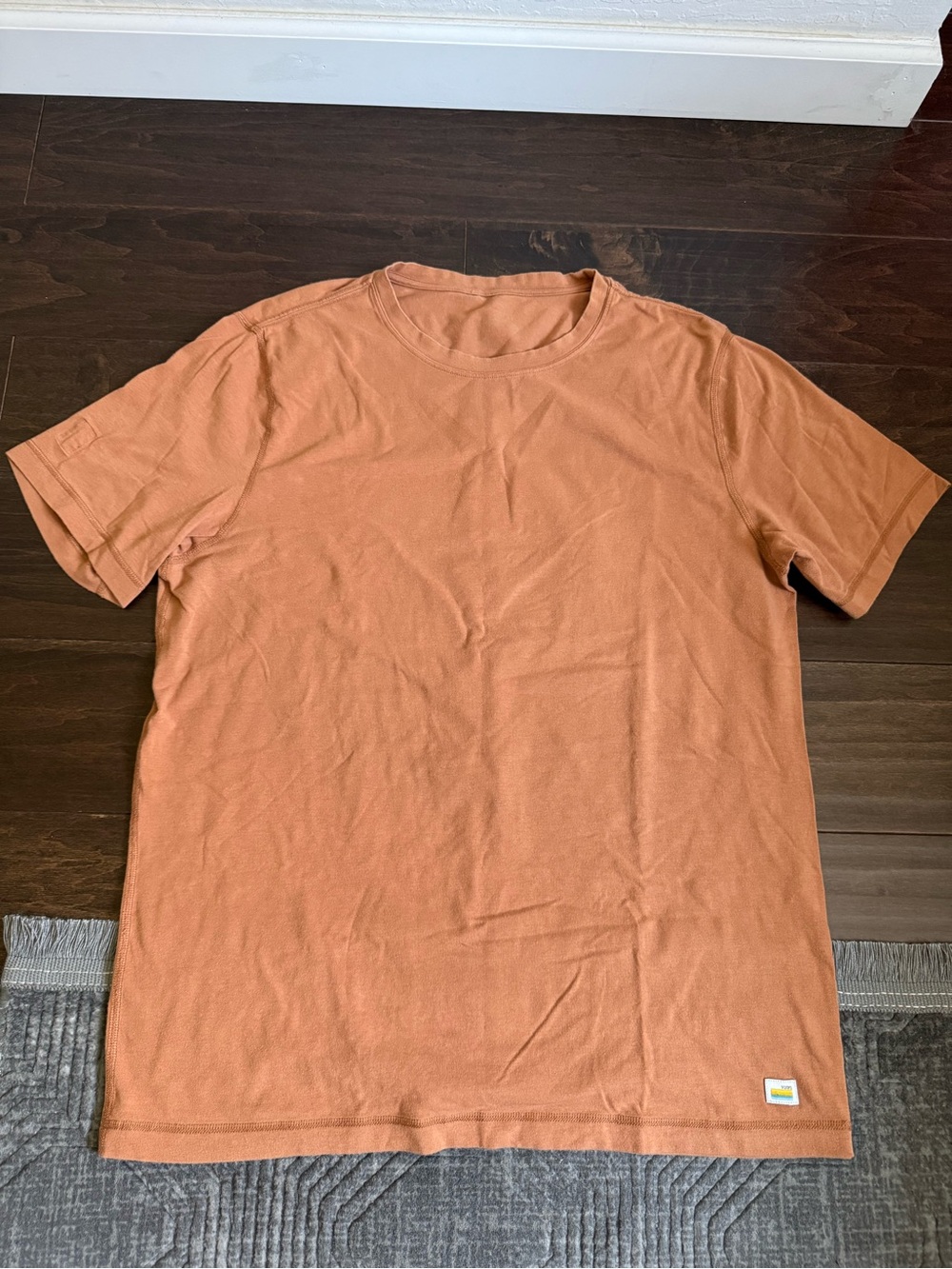 Vuori Men's Crew Neck Tuvalu T-Shirt sz XL Rust Orange